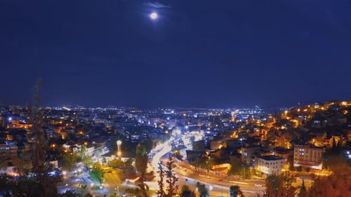 Nachtlichter und weites Stadtbild im Zeitraffer