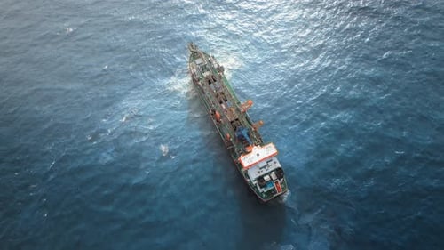 Luftaufnahme eines großen Containerschiffs im blauen Ozean