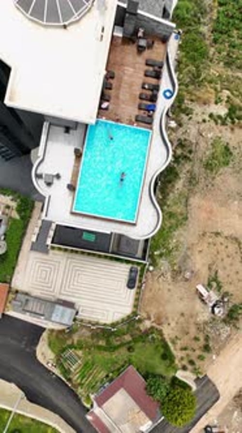 Vertikale Videoaufnahme Azure Bliss Elegance am Pool