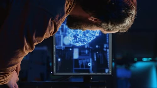 Entwickler verwendet Computer, um neuronale Netze künstlicher Intelligenz zu aktualisieren