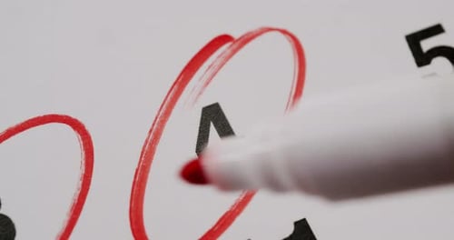 Primer plano del calendario con la fecha número cuatro en un círculo rojo