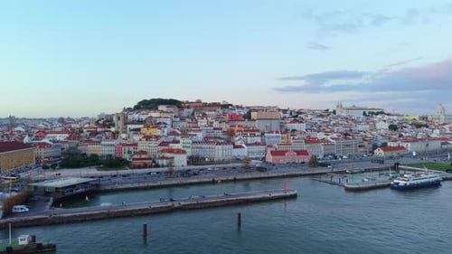 Vue aérienne du front de mer de Lisbonne et de la Praça do Comercio au bord du Tage