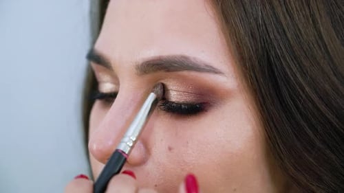 Applying Eyeshadow for Beautiful Eye Make-Up