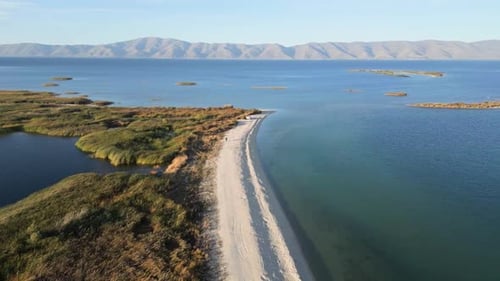 Vue aérienne du lac Sevan en Arménie, dans le Caucase.