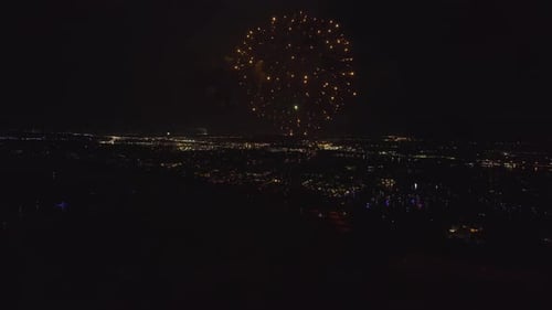 Vista aérea de fogos de artifício brilhantes explodindo com luzes coloridas sobre a costa do mar no Dia da Independência dos EUA