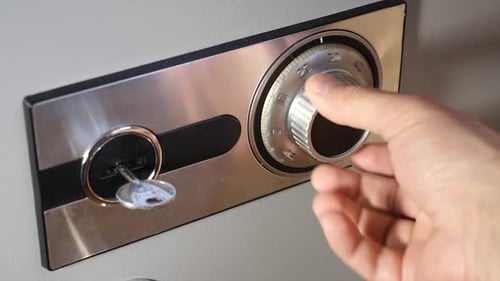 0,1k. Sicherheit der Finanzen und Dokumente. Öffnen eines codierten Safes.