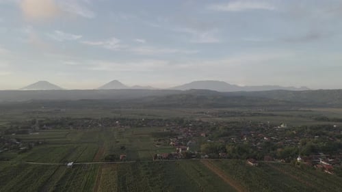 Luftberg in Indonesien in der Nähe eines Dorfes mit Sonnenaufgangshintergrund