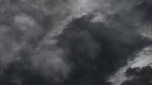 dunkler bewölkter Himmel während des Gewitters 4k
