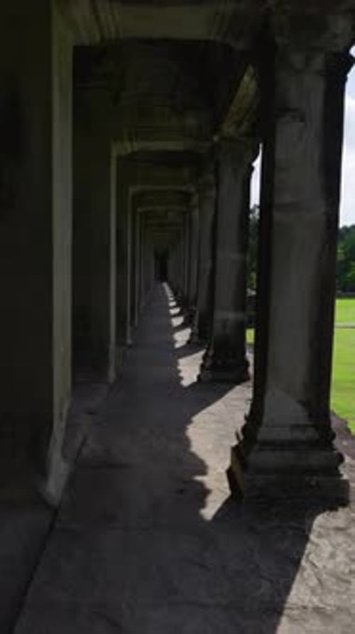 Promenade verticale dans un long couloir à Angkor Wat, Siem Reap