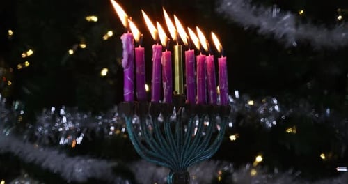 Symbole de la fête juive de Hanoukka dans la menorah de Hanoukkiah, bougies brûlées sur un bokeh flou éclairé