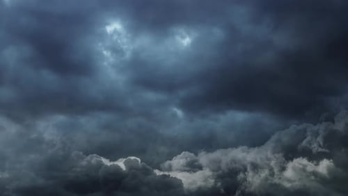 nuvens brilhando gradualmente em um céu escuro com relâmpagos ocasionais