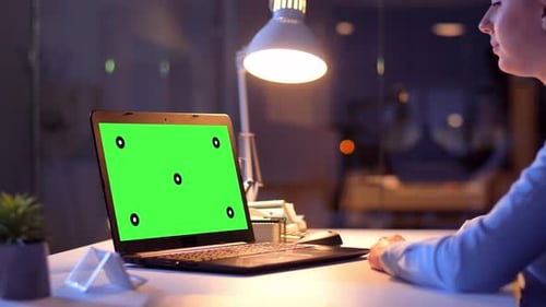 Conceito de negócios, prazos e tecnologia - Empresária com tela verde Chroma Key