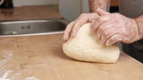Männliche Hände kneten Teig backen Zubereitung Nahaufnahme Konditor Mann knetet Hefeteig für Pizza