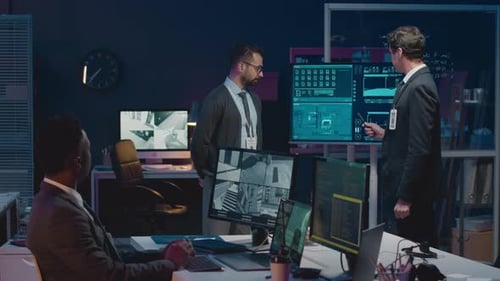 Multiethnische Cybersicherheitsbeamte arbeiten nachts
