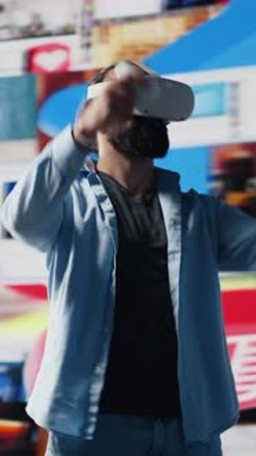 Vertikales Video Modern Cool Man verwendet Virtual-Reality-Brillen für eine 3D-Internetverbindung