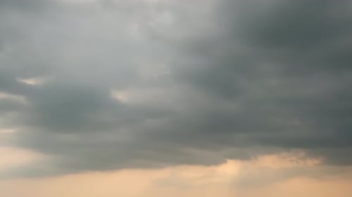 Dramatisch Himmel mit Gewitterwolke an einem bewölkten Tag im Zeitraffer am Meer.