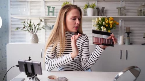Mujer bloguera de belleza filmando un tutorial diario de rutina de maquillaje cerca de la cámara Influencer Lady Live