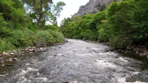 Luftüberführung über einen fließenden felsigen Fluss in der Natur in der Nähe von Bridal Veil Falls in Amerika