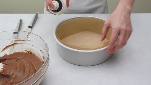 Greasing Cake Pan with Baking Paper and Cooking Spray