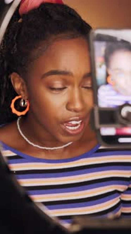 Maquillaje, influencer y mujer en casa con grabación de vídeo, charla y recomendación de productos por la noche