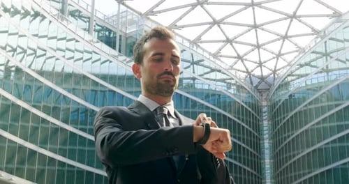 Homme d'affaires utilisant une montre intelligente