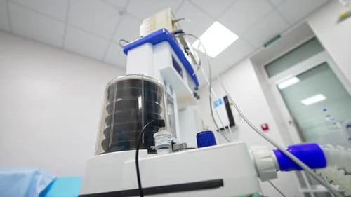 Lungenbeatmungssystem im Operationssaal. Moderne Ausrüstung für den Betrieb. Niedriger Blickwinkel.