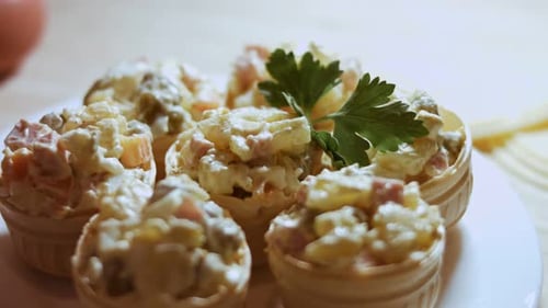 Geben Sie den Olivensalat in Waffelkatze