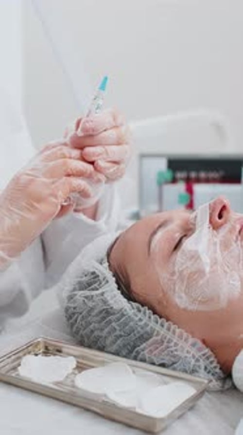 Kosmetikerin macht junge Frau Schönheit Anti-Aging-Injektionen Biorevitalisierung Gesichtsmesotherapie