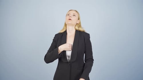 Femme d'affaires bouleversée par la température de l'air.