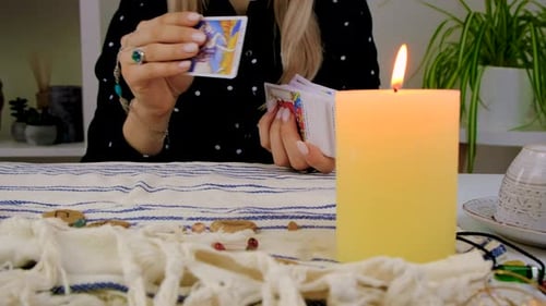 Une voyante lit des cartes de tarot