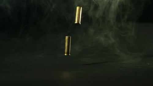 Fantastische Zeitlupe von Patronenhülsen, die zu Boden fallen