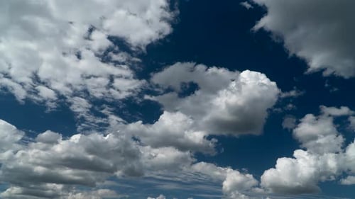 Ciel bleu avec des nuages en mouvement.
