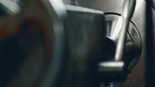 Spinning metallic component in manufacturing process