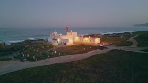 Wunderschöner Leuchtturm an der Meeresküste am Sommerabend am Küstengebäude
