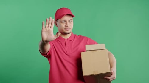 Un coursier postal sérieux rejetant le geste du doigt, signe interdit sur vert
