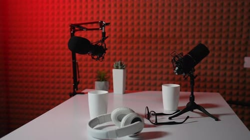 Equipamento para gravação de podcast de rádio, dois microfones e fones de ouvido, estúdio de transmissão ao vivo