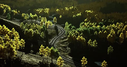 Vista panorâmica de trilhas sinuosas através da vibrante folhagem de outono nas montanhas