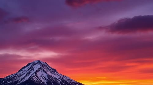 Coucher de soleil animé en timelapse derrière une montagne avec icône d'explosion de couleur Alpha Channel