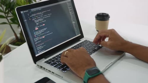 Hombre programador escribiendo el código del programa sentado en el lugar de trabajo en la oficina