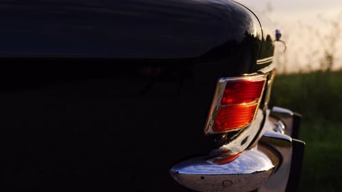 Vue latérale du coffre d'une voiture classique de l'Opel Olympia au coucher du soleil sur un slider, 50 images par seconde au ralenti