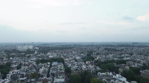 4K-Luftaufnahmen von Wohnvororten von Neu-Delhi an einem schönen Tag beim Gleiten über Dächer, Straßen,