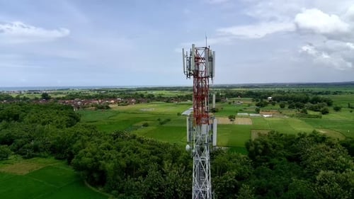 Luftaufnahme eines BTS-Turms (Base Transceiver Station) oder eines Telekommunikationsturms aus nächster Nähe.