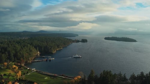 Baie côtière pittoresque avec des îles verdoyantes et un ferry à passagers blanc