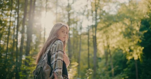 Wanderer, der an sonnigen Tagen im Wald spazieren geht