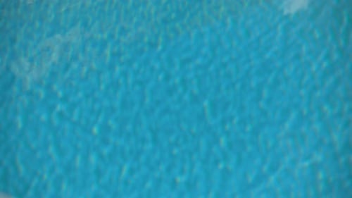 Türkisblaues Wasser im Schwimmbad