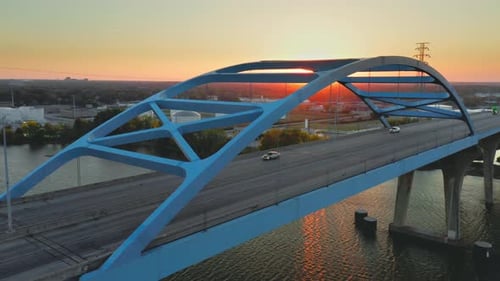 Moderne Blue Arch Bridge über den Fluss bei Sonnenuntergang — Luftaufnahme