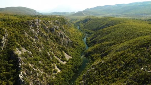 Images prises par des Drones. Magnifique canyon fluvial.