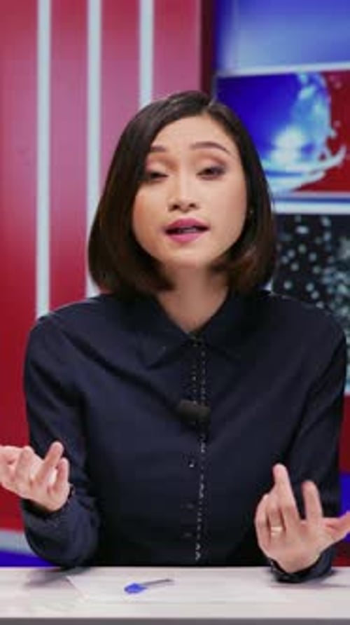 Vídeo vertical: reportero asiático cubriendo titulares de noticias