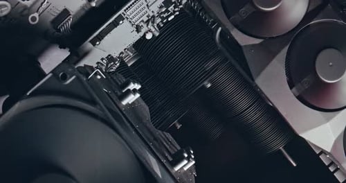 Die Kamera bewegt sich entlang der Komponenten. Funktionierende Motherboards, Grafikkarten und Lüfter
.
