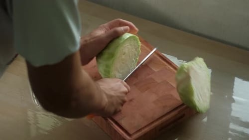 Wie man Kohl richtig hackt und frisches Gemüse für eine Mahlzeit zubereitet
